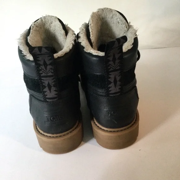 Toms Women's Black Leather Warm Chic Fashion Ankle Boots Brass Eyelets Size 8 - Picture 3 of 7